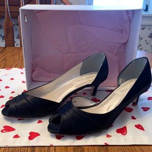 Women’s dress shoes size 10w.